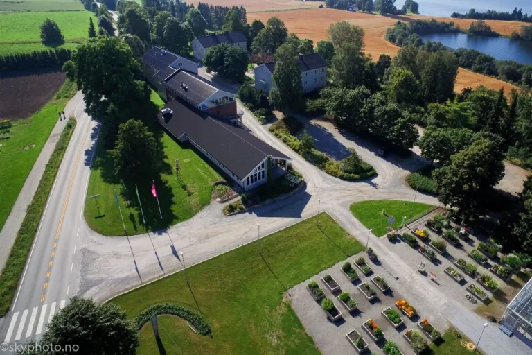 Flyfoto av Norges grønne fagskole Vea på Moelv