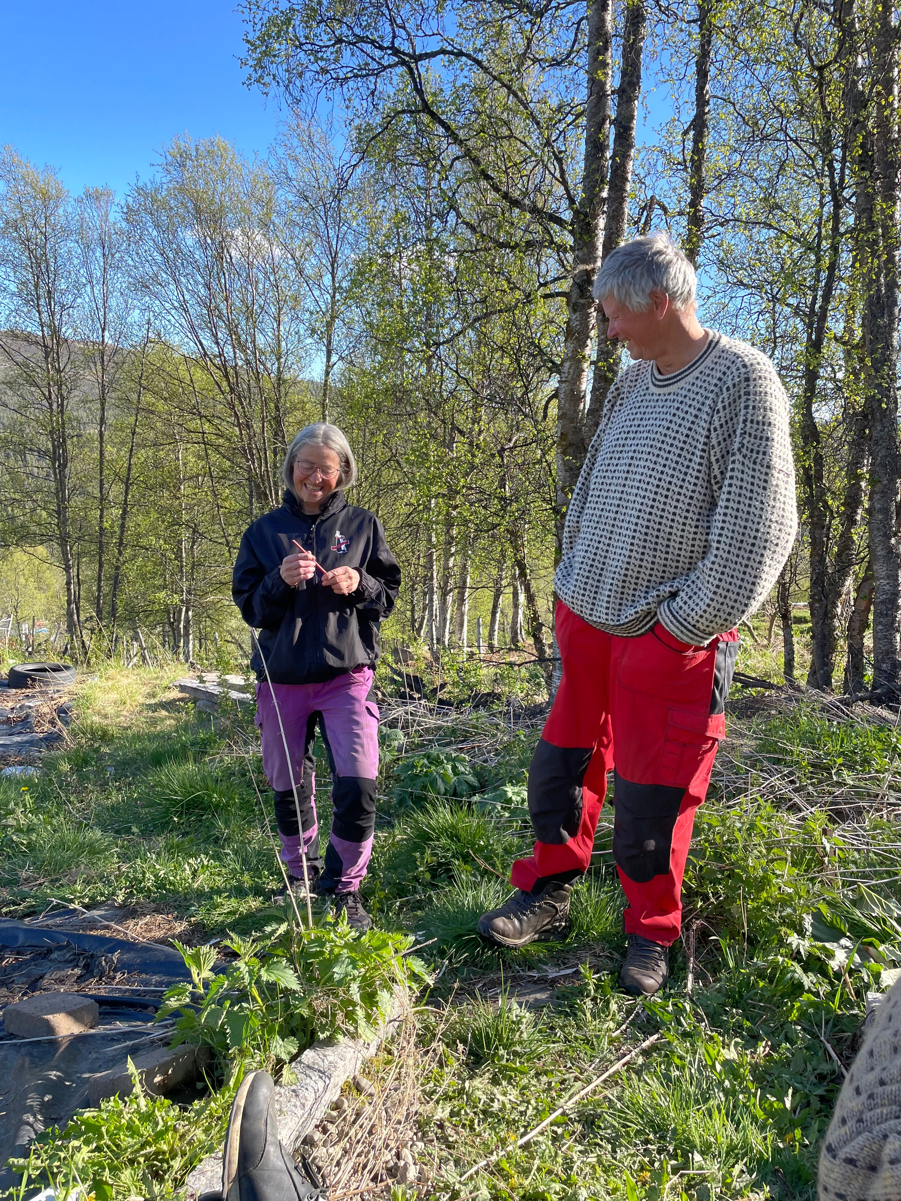 Solbærbonde Helge Hvoslef har delt erfaringer og stiklinger med markedshageprodusenter i Fjellregionen. Her møter han Gerd Aasberg i Dagali. Foto: Marit Nerol. Helge Hvoslef og Gerd Aasberg