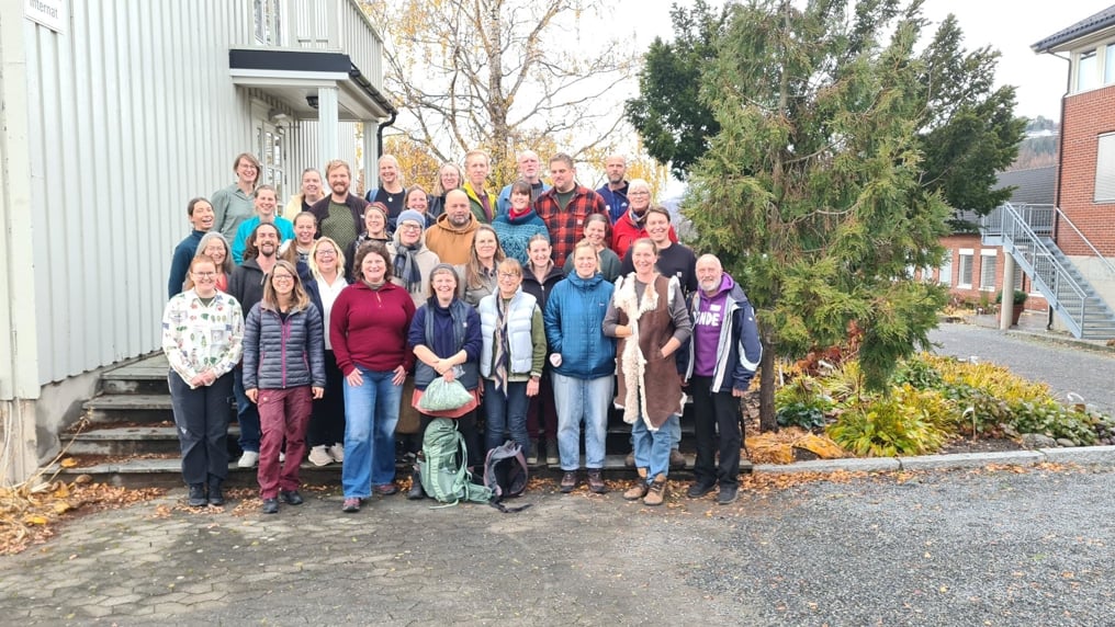 Deltakerne på samlinga oppstilt på en trapp utenfor Vea fagskole med store smil. 